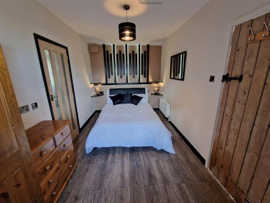 Swallows Nest Guest House - With Hot Tub Абъргавени Екстериор снимка