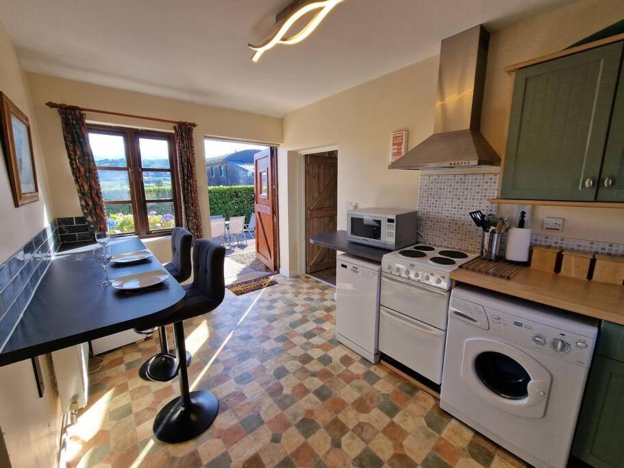 Swallows Nest Guest House - With Hot Tub Абъргавени Екстериор снимка